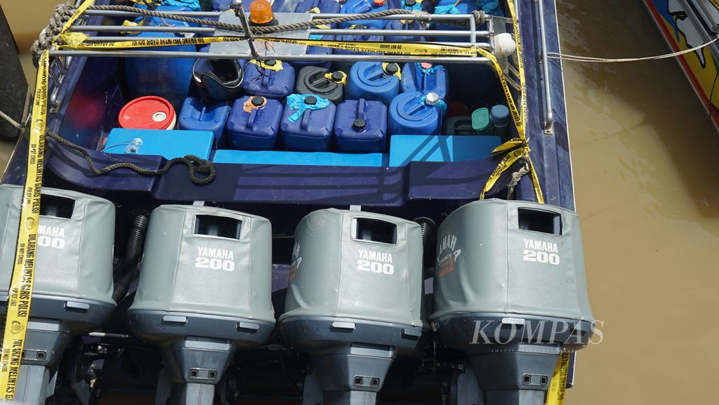 Kapal cepat dengan empat mesin yang dijuluki kapal hantu disita di Markas Direktorat Polisi Air dan Udara Polda Sumsel, Minggu (1/5/2022). Kapal ini mengangkut 158.000 ekor benih lobster jenis mutiara dan pasir. Kerugian akibat penyelundupan ini mencapai Rp 16 miliar.