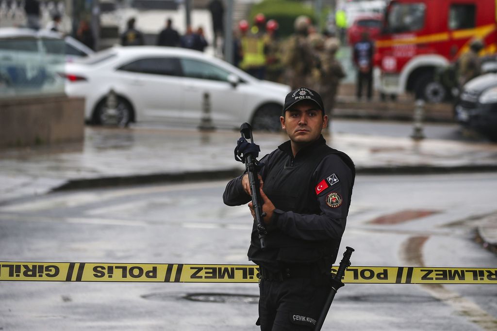 Aparat keamanan Turki berdiri di dekat jalan yang ditutup menyusul ledakan di ibu kota Ankara, Minggu (1/10/2023). 