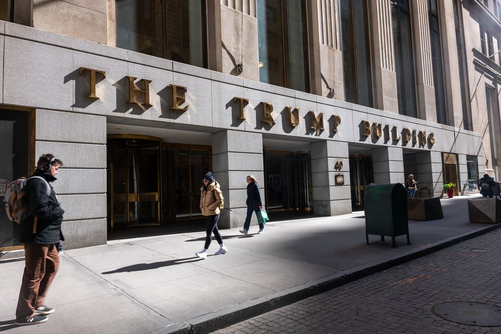 Warga berjalan di 40 Wall Street, gedung milik Trump, di pusat kota Manhattan, New York, AS, pada 19 Maret 2024. 