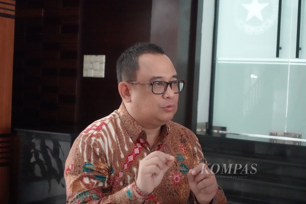 Koordinator Staf Khusus Presiden Anak Agung Gde Ngurah Ari Dwipayana menjawab pertanyaan wartawan di Kantor Kementerian Sekretariat Negara, Jakarta, Selasa (28/11/2023).