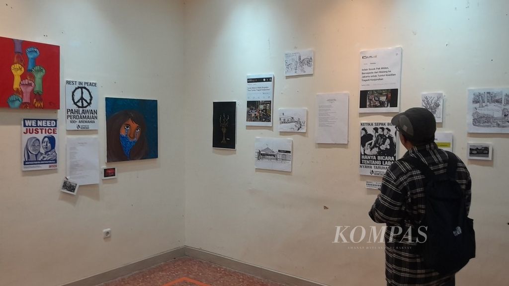 Suasana pameran mengenang Tragedi Kanjuruhan di Galeri Seni Fakultas Ilmu Budaya Universitas Brawijaya, Malang, Jawa Timur, Senin (25/9/2023).