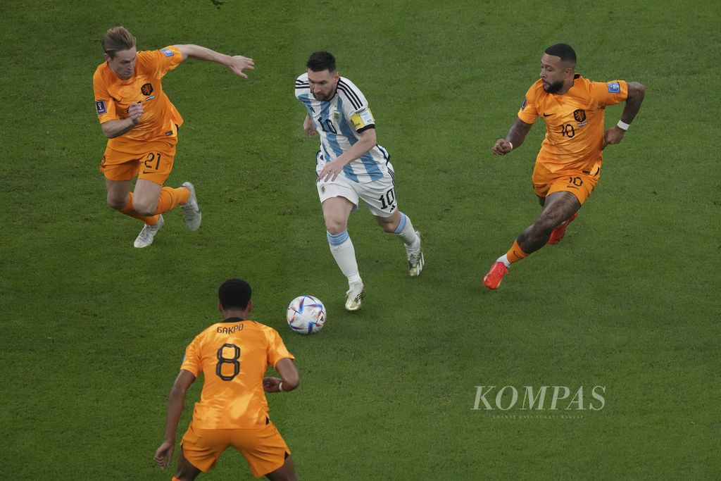 Pemain Argentina Lionel Messi menggiring bola saat melawan Belanda di babak perempat final Piala Dunia 2022 di Stadion Lusail, Qatar, Sabtu (10/12/2022) dini hari WIB. 