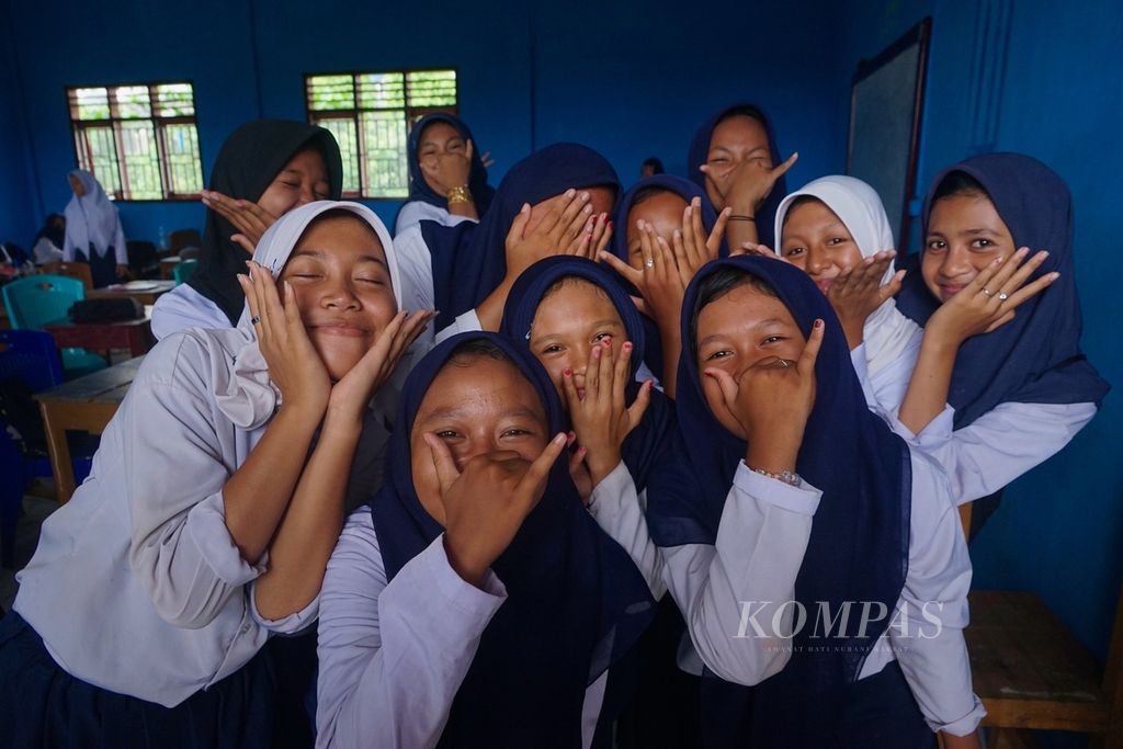 Para siswi di MTs Al Jariyaah. Sekolah itu hanya berjarak puluhan meter dari PLTU di kawasan Indonesia Morowali Industrial Park, Desa Labota, Bahodopi, Morowali, Sulawesi Tengah, Selasa (6/2/2024). 