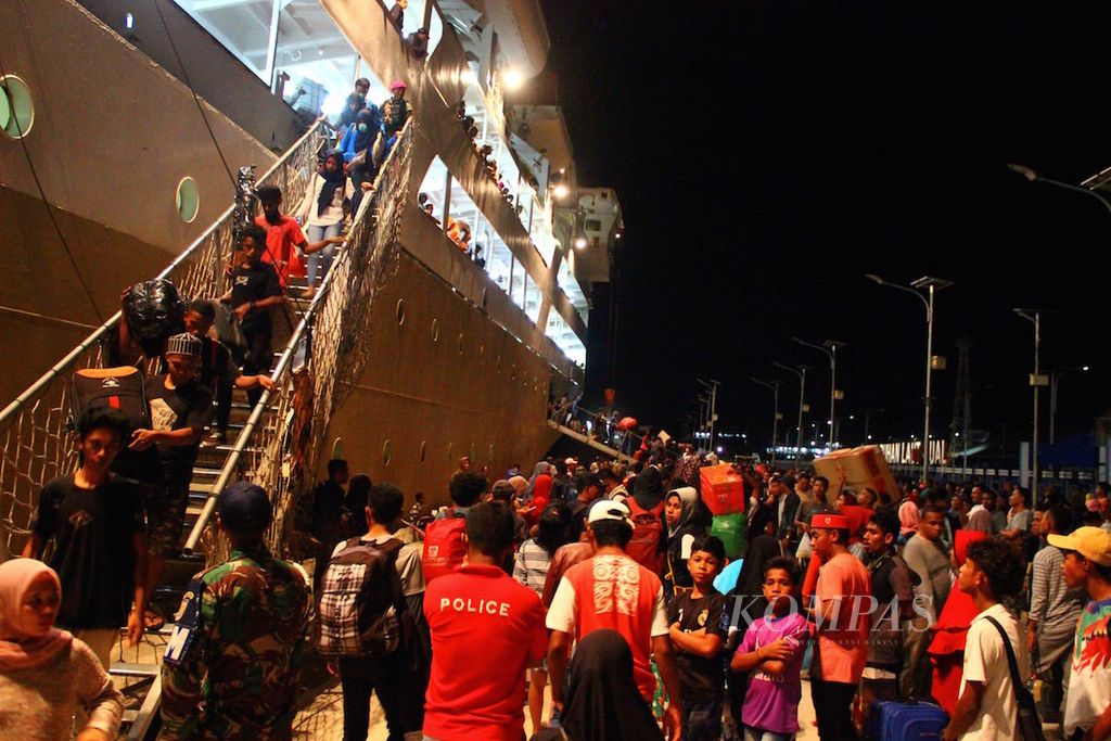 Ratusan pemudik yang menggunakan KM Nggapulu tiba di Pelabuhan Yos Sudarso, Kota Tual, Maluku, pada Sabtu (9/6/2018) dini hari. Para pemudik itu sebagian besar berasal dari Kota Ambon.