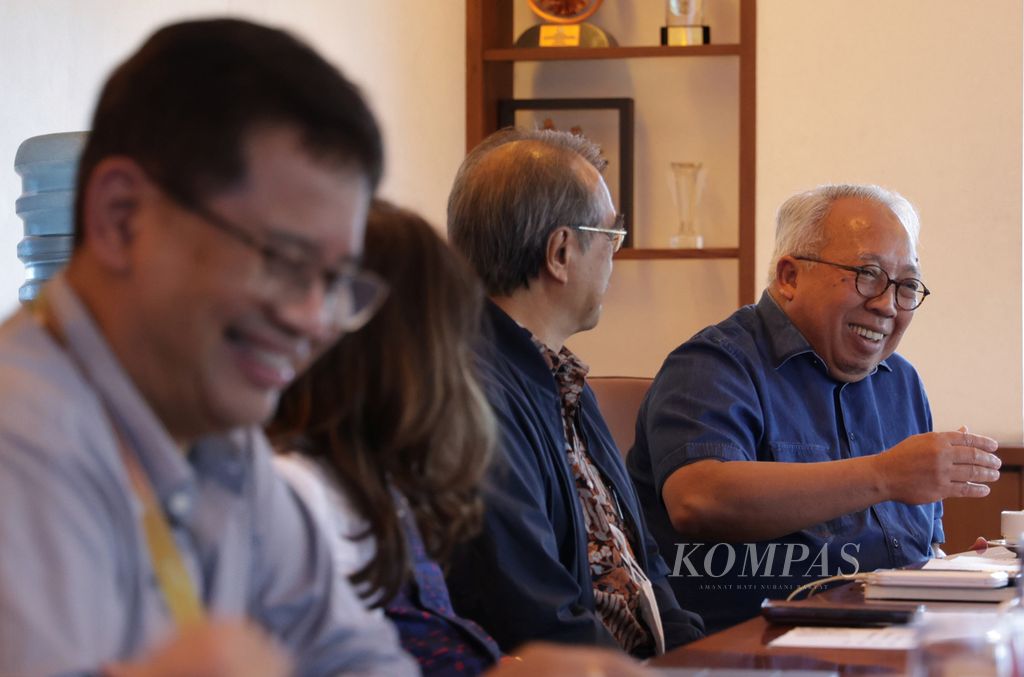 (Dari kanan) Ketua Bidang Perdagangan Apindo Benny Sutrisno, Ketua Apindo Anton Supit beserta pengurus Apindo lainnya saat mengikuti diskusi di Kantor Redaksi Harian Kompas, Jakarta, Selasa (13/12/2022). Diskusi ini membicarakan tentang berbagai aspek ketenagakerjaan di Indonesia. 