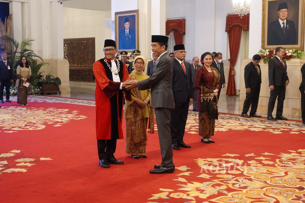 Presiden Joko Widodo mengucapkan selamat kepada Ridwan Mansyur seusai pengucapan sumpahnya sebagai hakim konstitusi di Istana Negara, Jakarta, Jumat (8/12/2023). Ridwan Mansyur menggantikan hakim konstitusi Manahan Sitompul yang telah memasuki masa pensiun.