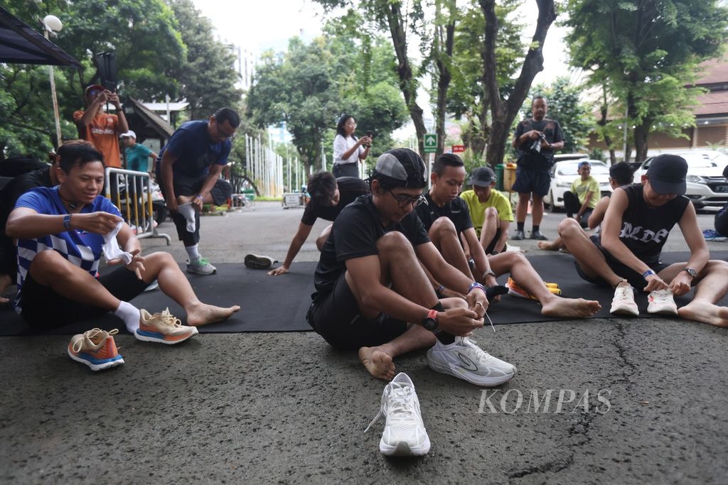Peserta mengikuti permainan yang diadakan dalam acara Run the Ground di kawasan Gelora Bung Karno, Jakarta, Sabtu (9/3/2024). Harian <i>Kompas</i> dan Lembaga Penjamin Simpanan menggelar acara lari Run the Ground sebagai pra-acara Monas Half Marathon 2024. 