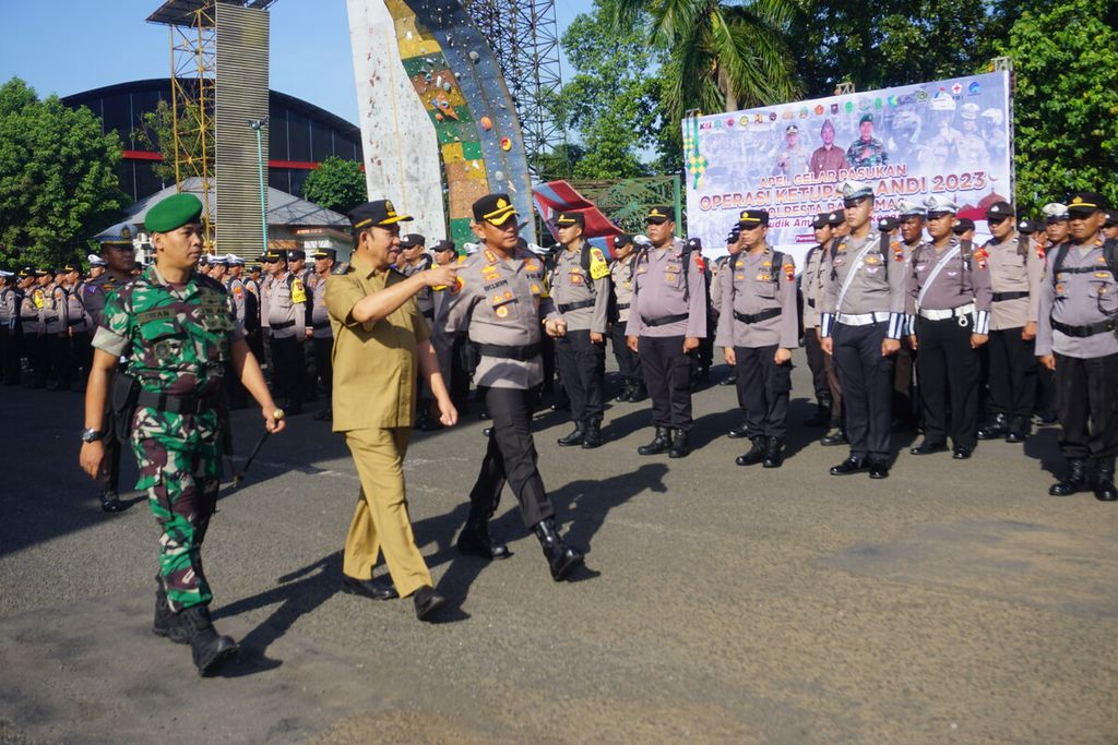 Bupati Banyumas Achmad Husein (tengah) mengecek kesiapan personel dalam Apel Gelar Pasukan Operasi Ketupat Candi 2023 di GOR Satria Purwokerto, Banyumas, Jawa Tengah, Senin (17/4/2023). 