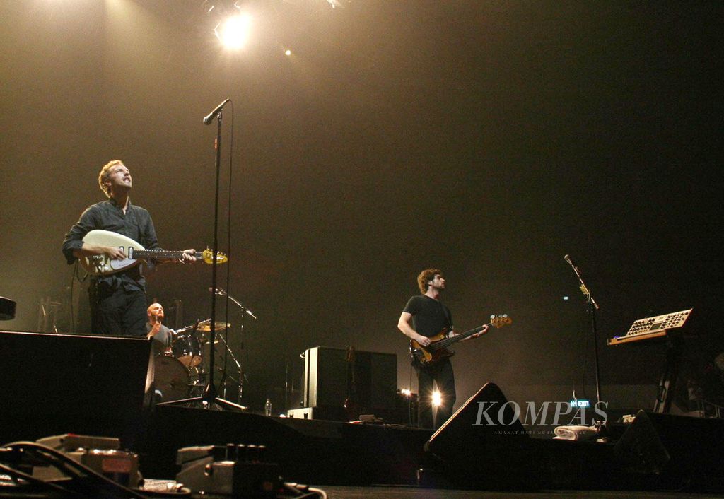 Coldplay tampil di Stadion Indoor Singapura, Singapura, Senin (10/7/2006). Dari kiri: vokalis Chris Martin, drumer Will Champion, dan pemain bas Guy Berryman.