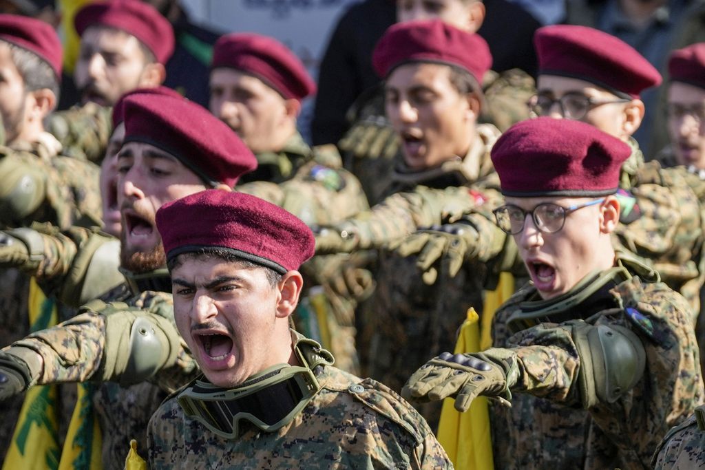 Para anggota unit tempur pasukan Hezbollah menghadiri pemakaman komandan senior Hezbollah, Wissam Tawil, di Desa Khirbet Selm, Lebanon selatan, 9 Januari 2024. 