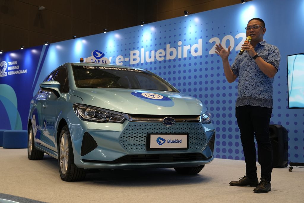 Perusahaan taksi Blue Bird mengenalkan armada listrik terbarunya, yaitu All-New BYD e6 pada pembukaan pameran Periklindo Electric Vehicle Show (PEVS) 2024 di JIExpo, Kemayoran, Jakarta, Selasa (30/4/2024).