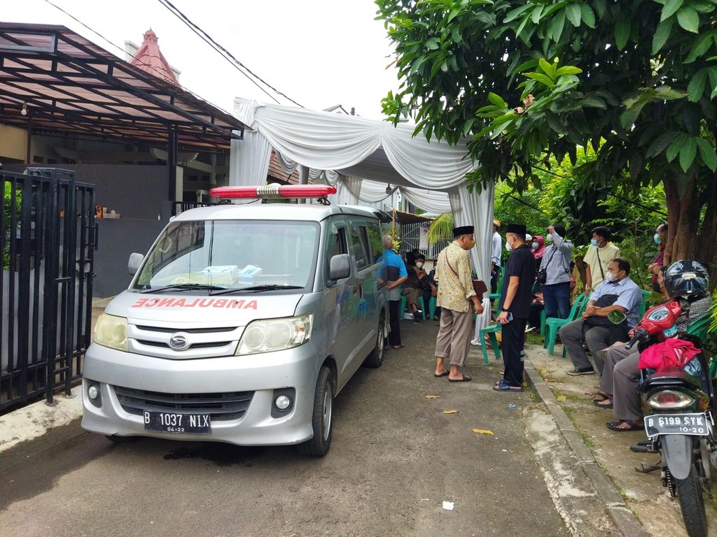 Ambulans terparkir di depan halaman rumah duka Bambang Setio Prihadi, Rabu (23/3/2022), Bumi Serpong Damai (BSD), Tangerang Selatan. BSP berpulang ke Rahmatullah pada pukul 08.05 di RSPAD Gatot Soebroto. Jenazah dimakamkan di TPU Jombang, Tangerang Selatan. 