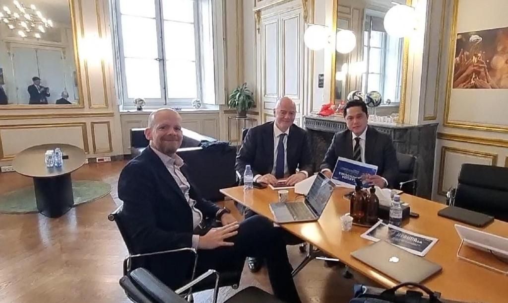 Presiden FIFA Gianni Infantino (tengah) berpose dengan Ketua Umum PSSI Erick Thohir (kanan) seusai pertemuan Kamis (6/4/2023) di Paris, Perancis. Pertemuan membahas rencana transformasi sepak bola Indonesia dan putusan sanksi untuk PSSI.