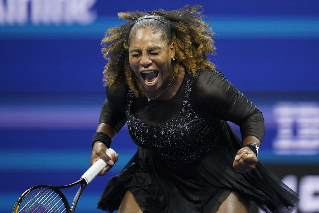 Ekspresi petenis Amerika Serikat, Serena Williams saat berlaga melawan Danka Kovinic dari Montenegro di putaran pertama kejuaraan tenis AS Terbuka di New York, Senin (29/8/2022).