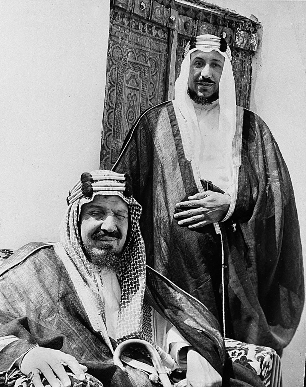 Dalam foto tanpa tanggal ini tampak Raja Abdulaziz bin Saud, pendiri dan Raja pertama Negara Arab Saudi III (duduk), berpose dengan putranya, Putra Mahkota Pangeran Saud di Arab Saudi.