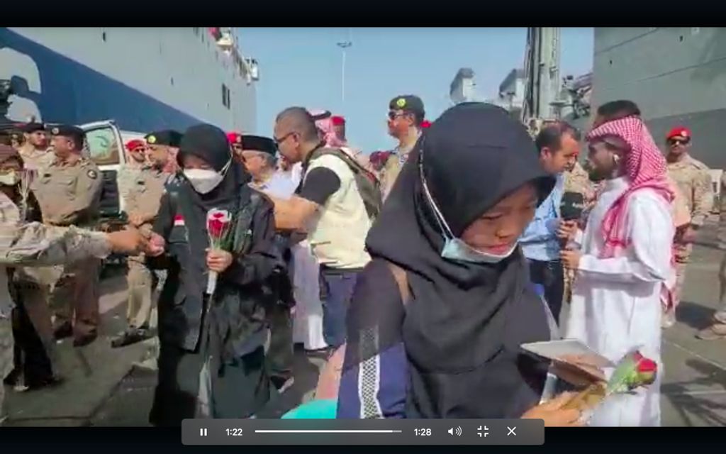 Tangkapan layar dari video yang disiarkan Kementerian Luar Negeri RI menunjukkan warga Indonesia tiba di Jeddah, Arab Saudi pada Rabu (27/4/2023). Mereka bagian dari 897 WNI yang dievakuasi secara bertahap dari Sudan.