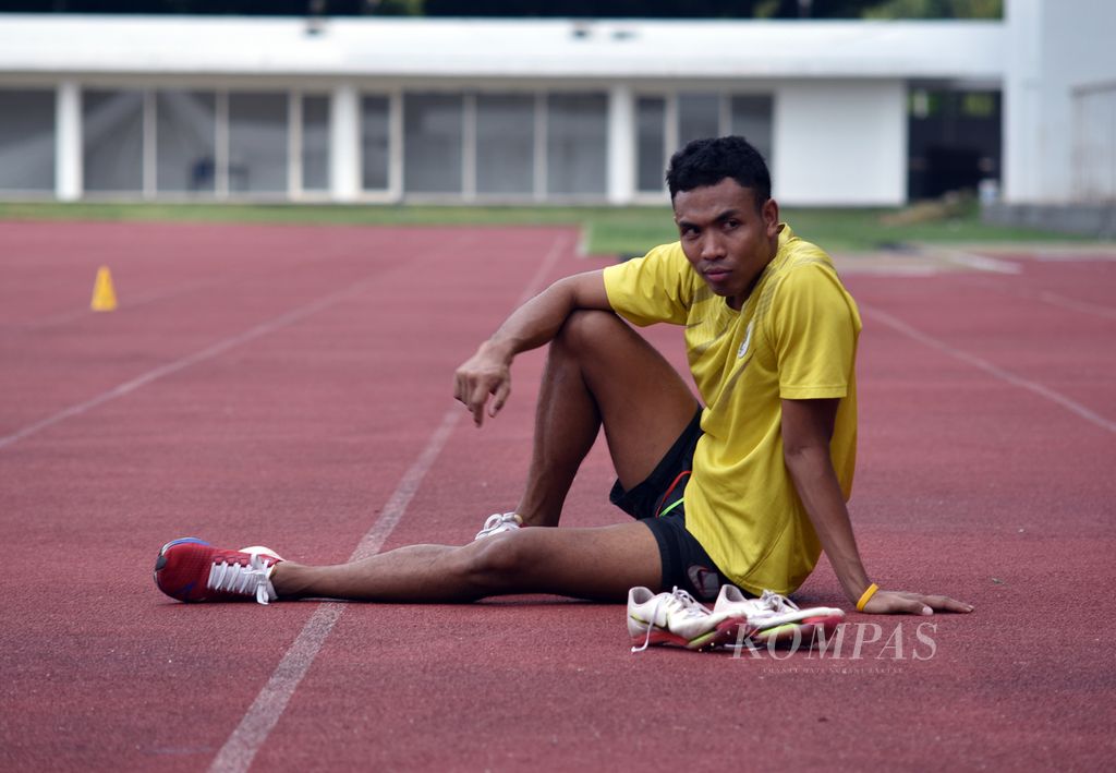 Lalu Muhammad Zohri beristirahat sejenak di sela latihan di Stadion Madya Senayan, Jakarta, Selasa (18/4/2023). 