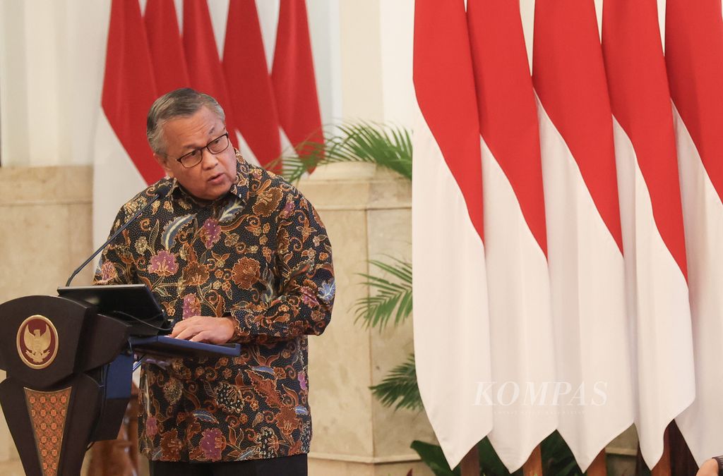 Gubernur Bank Indonesia Perry Warjiyo memberikan laporan dalam rapat koordinasi pegendalian inflasi tahun 2024 dan tim pengendalian inflasi daerah award di Istana Negara, Jakarta, Jumat (14/6/2024). 