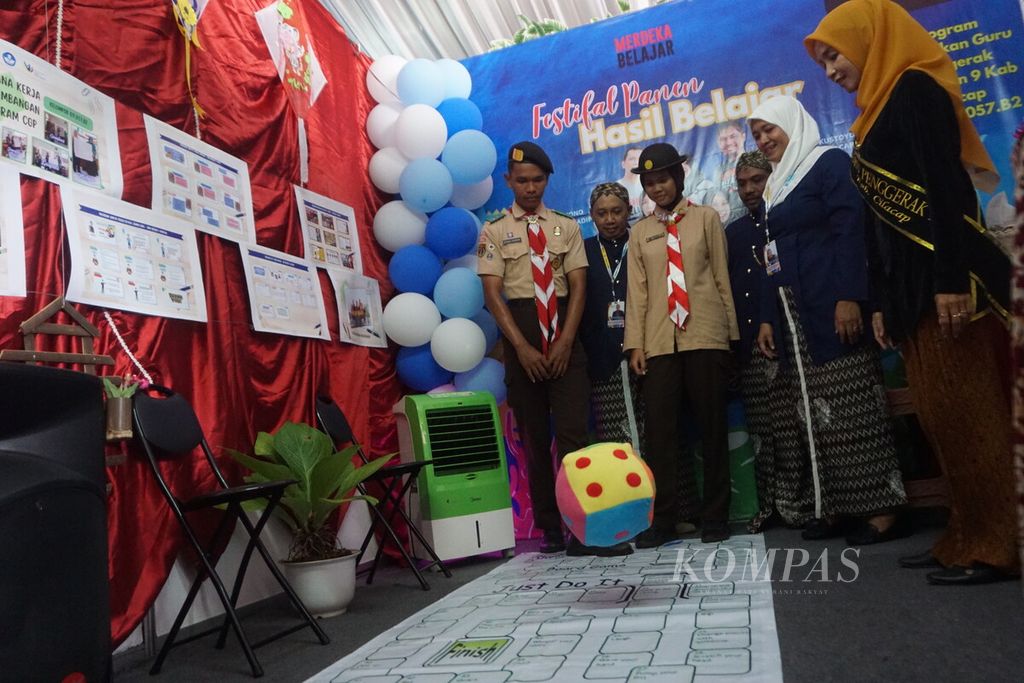 Pelajar bermain <i>board game</i> atau permainan papan untuk belajar bahasa Inggris dalam pameran pada acara Lokakarya 7 Panen Hasil Belajar Program Guru Penggerak Angkatan 9 Kabupaten Cilacap di Cilacap, Jawa Tengah, Selasa (23/4/2024). 