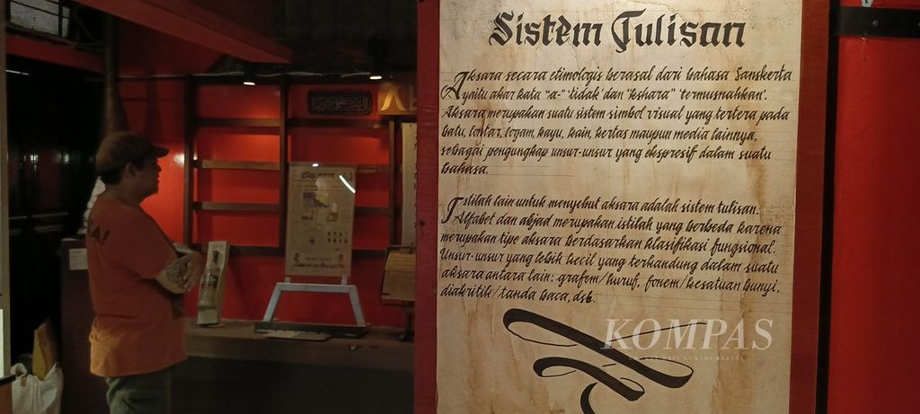 Museum Huruf Jember memuat sejarah beragam aksara manusia.