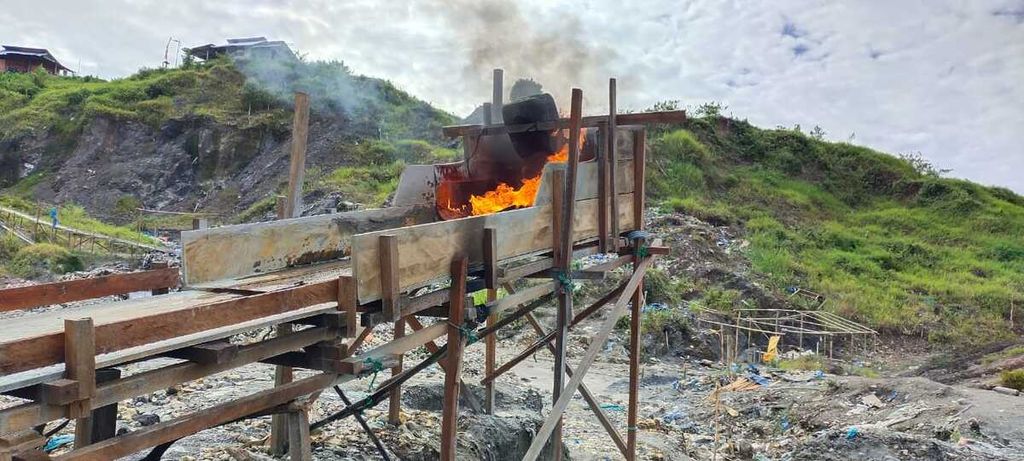Alat pengolahan material tambang dibakar dalam operasi penertiban lokasi tambang emas liar di Gunung Botak, Pulau Buru, Maluku,  Senin (24/5/2021).