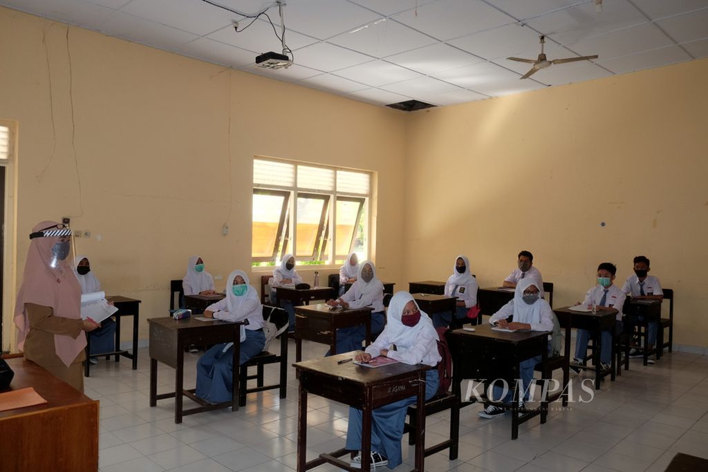 Siswa Sekolah Menengah Atas Negeri (SMAN) 1 Mataram, Nusa Tenggara Barat, mengikuti simulasi atau ujicoba pembelajaran tatap muka bersama guru mereka, Senin (14/9/2020). Selain wajib menerapkan protokol kesehatan, jumlah peserta simulasi dalam satu shift maksimal 50 persen dari total jumlah siswa masing-masing sekolah dengan pengaturan kelas diisi oleh maksimal 18 orang. Mulai 14 September 2020 hingga 3 Oktober 2020, sekolah-sekolah yang ditunjuk akan melaksanakan simulasi (sesuai jadwal) masing-masing selama satu minggu.