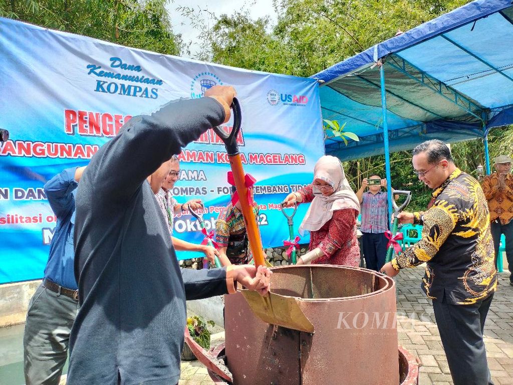 Seremonial pembangunan jamban sehat dan pembangunan sambungan rumah ke Sistem Pembuangan Air Limbah Domestik (SPALD) di Kelurahan Panjang, Kecamatan Magelang Tengah, Kota Magelang, Selasa (25/10/2022).