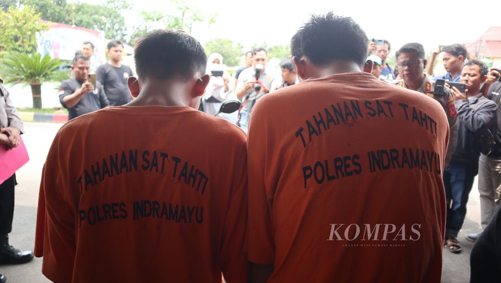 Potret dua tersangka pencurian sepeda motor yang dihadirkan dalam konferensi pers, Selasa (31/1/2023), di Markas Polres Indramayu, Jawa Barat. Polisi menangkap dua orang yang diduga terlibat dalam sindikat pencurian sepeda motor lintas daerah.