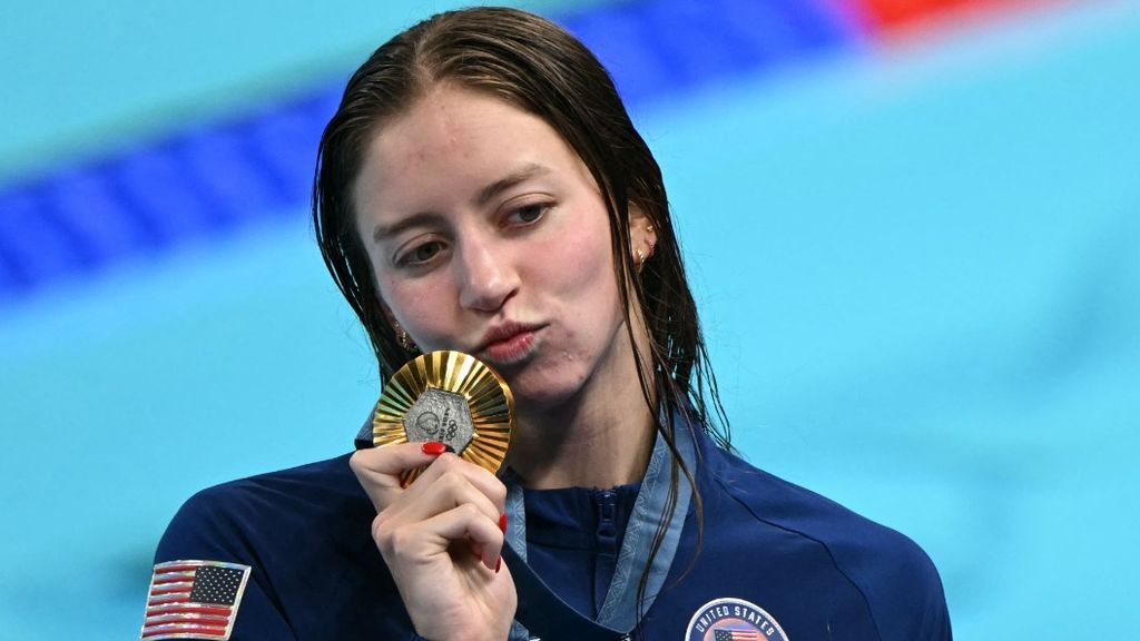 Perenang Amerika Serikat, Kate Douglass, berpose dengan medali emas Olimpiade Paris 2024 yang diraihnya dalam nomor 200 meter gaya dada di Paris La Defense Arena, Nanterre, Kamis (1/8/2024). 