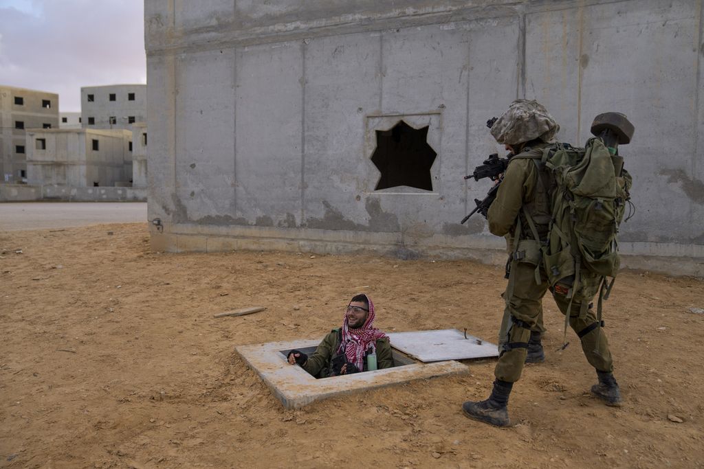 Dalam foto yang direkam pada 4 Januari 2022 di Zeelin, Israel, ini menunjukkan pasukan Israel sedang berlatih menyerbu terowongan milik kelompok perjuangan Palestina. Perang kota dan sebagian terjadi di antara terowongan sedang berlangsung di Gaza sejak pertengahan Oktober 2023. 