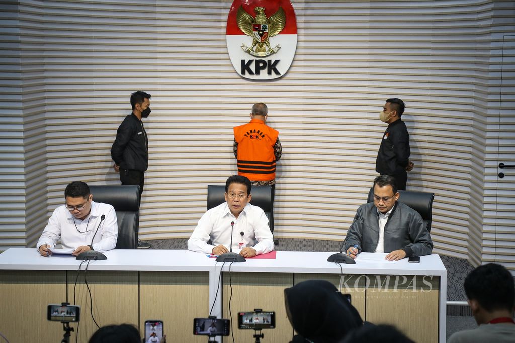 Director of Investigation and Acting Deputy of Enforcement and Execution of the Corruption Eradication Commission (KPK), Asep Guntur Rahayu, KPK Vice Chairman, Johanis Tanak, and KPK News Division Head, Ali Fikri (from left to right) provided a statement to the press at the Corruption Eradication Commission (KPK) building in Jakarta, on Wednesday (11/10/2023).