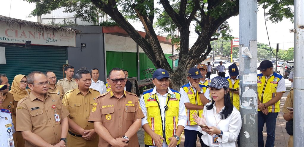 Kepala Balai Pelaksanaan Jalan Nasional Wahyu Supriyo Winurseto (kedua dari kanan) dan Walikota Cilegon, Banten, Helldy Agustian (ketiga dari kanan) meninjau perbaikan Jalan Aat Rusli di Cilegon, Selasa (26/3/2024). 