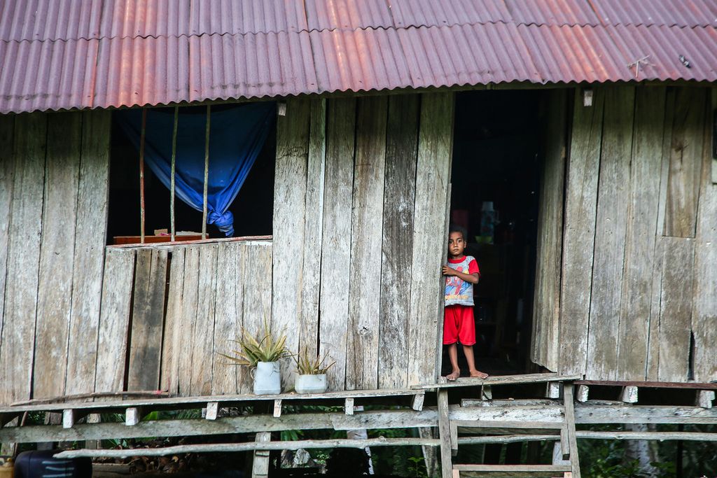 Warga Kampung Aib, Distrik Kemtuk, Kabupaten Jayapura, Sabtu (4/12/2021). Sekelompok masyarakat adat bertekad menjaga hutan adat miliknya di tengah ancaman pembalakan hutan yang terjadi secara masif di wilayah Papua.