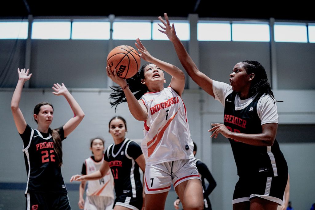 Pemain tim Kopi Good Day DBL Indonesia All Star 2024, Ni Kadek Winda Sandia Kanita (tengah), melakukan <i>drive </i>saat melawan Mountain West Premier U17 Nike-Mitchel dalam Nike Tournament of Champions di Chicago, Illinois, Amerika Serikat, Senin (22/7/2024). DBL All Star menang dengan skor 43-33 pada laga itu.