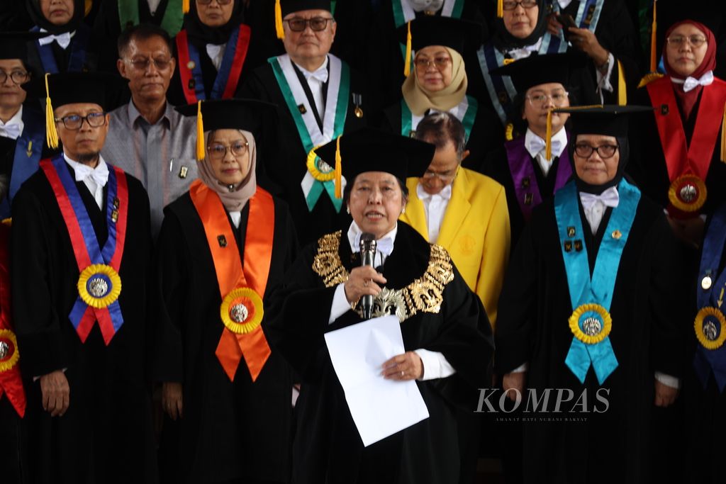 The Chairman of the Senior Lecturers Council of the University of Indonesia (UI), Harkristuti Harkrisnowo, read out a statement regarding the current situation ahead of the 2024 Election at the UI Campus in Depok, West Java, on Friday (2/2/2024).