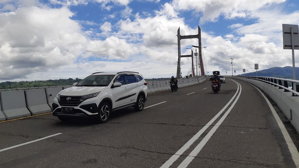 Kendaraan melintas di Jembatan Merah Putih, Kota Ambon. Kota Ambon, Maluku, resmi memberlakukan Pembatasan Kegiatan Masyarakat pada Senin (8/6/2030).