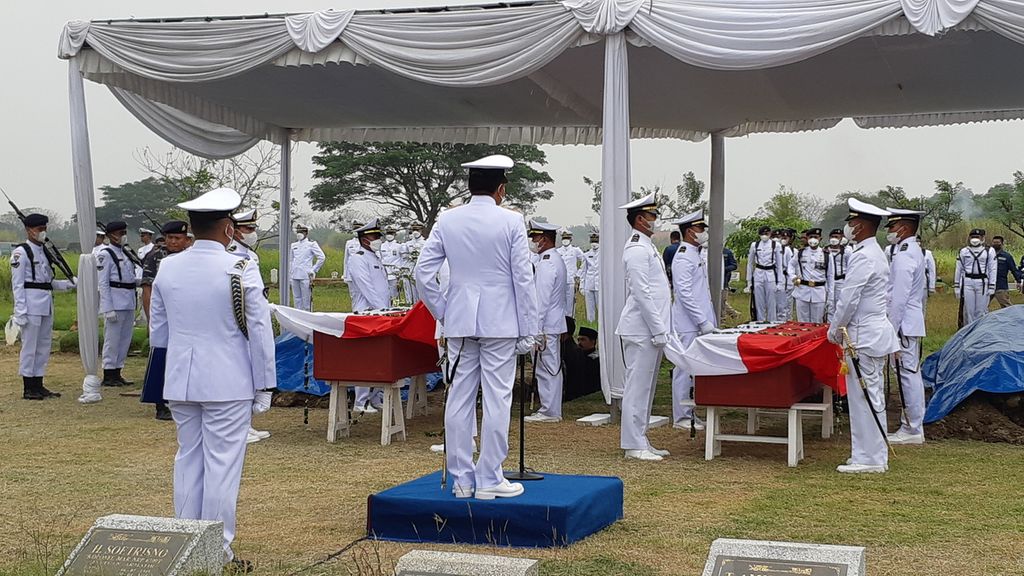 Pemakaman pilot dan kopilot pesawat latih TNI AL Bonanza T-2503, Kapten Anumerta Judistira dan Lettu Anumerta Dendy Eka, di Taman Makam Bahagia, Sidoarjo, Jumat (9/9/2022) 