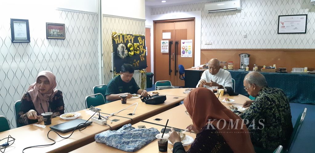 Suasana ruang Komite Program Pengendalian Resistensi Antimikroba Rumah Sakit Umum Daerah Dr Soetomo, Surabaya, Jawa Timur, Kamis (15/2/2024). Saat itu sedang berlangsung acara ulang tahun apoteker klinis RSUD Dr Soetomo, Mariyatul Qibtiyah (paling kiri).