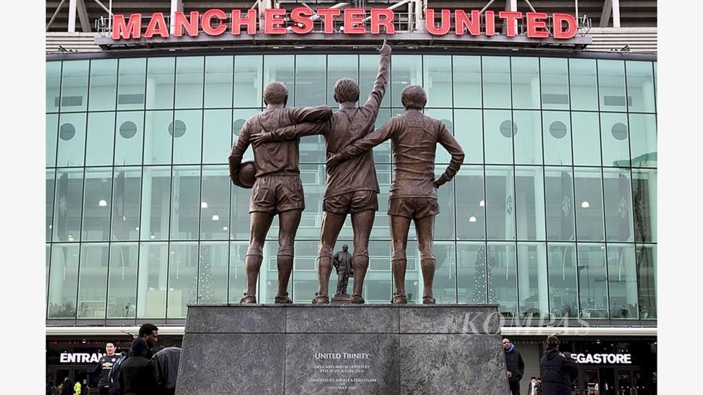 Patung The United Trinity atau tiga pemain legendaris Manchester United terlihat di Stadion Old Trafford di Manchester, Inggris, Rabu (27/12/2017) lalu. Klub itu kini tengah dijual. 