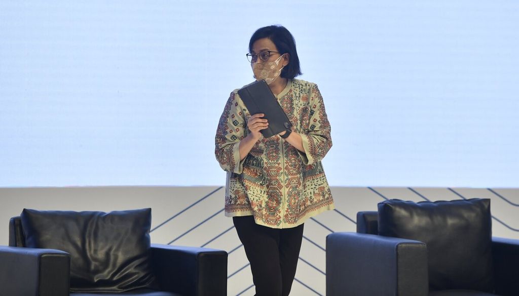 Menteri Keuangan Sri Mulyani menjadi keynote speaker di Kompas100 CEO Forum "Ekonomi Kesehatan 2022".  Acara tersebut digelar secara hybrid di Istana Negara dan Jakarta Convention Center (JCC) Jakarta, pada November 2021.