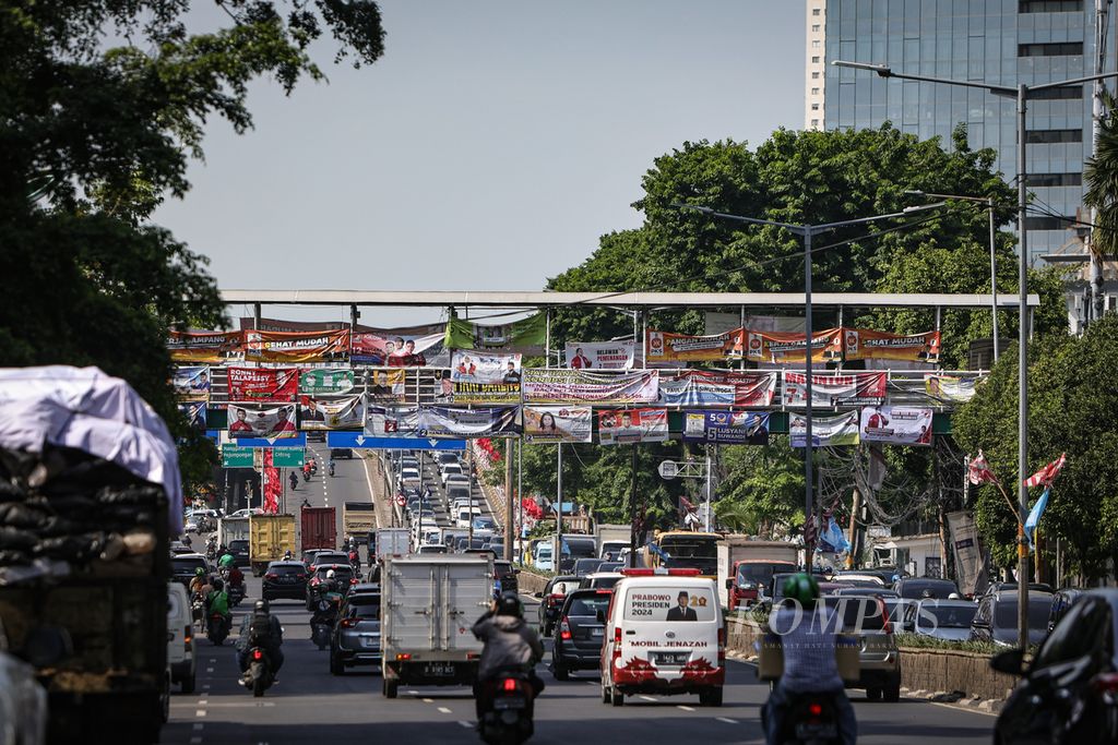 Berbagai alat peraga kampanye terpasang pada jembatan penyeberangan orang di Jalan KH Mas Mansyur, Jakarta Pusat, Kamis (21/12/2023).