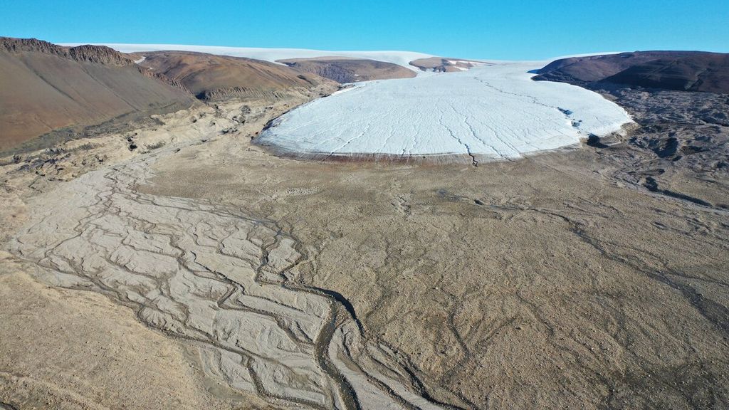 Lapisan es di Gletser Russell dan kawasan proglasial, dekat Kangerlussuaq, Greenland barat, telah menyusut drastis.