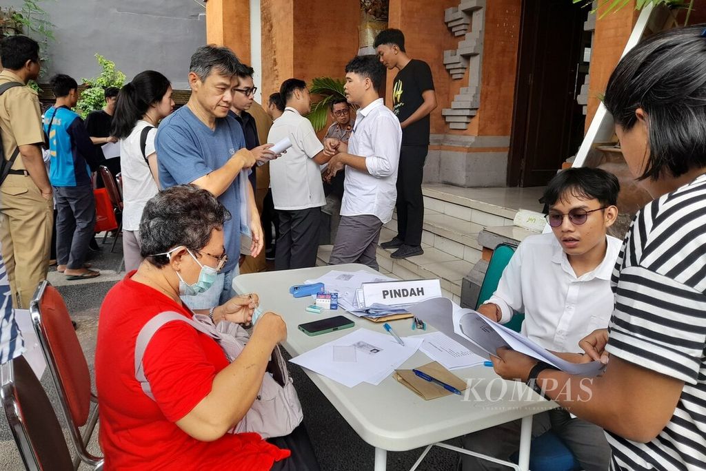 KPU melayani pindah memilih untuk Pemilu 2024. Suasana di lobi Kantor KPU Kota Denpasar, Bali, Senin (15/1/2024), saat warga mengurus pelayanan pindah memilih. 