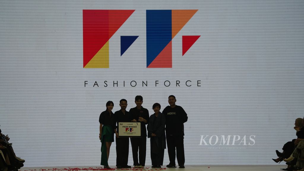 Model membawakan koleksi ISSHU pada Fashion Force Award 2023 dalam Jakarta Fashion Week (JFW) 2024 di Pondok Indah Mall III, Jakarta Selatan, Rabu (25/10/2023). ISSHU memenangi kategori aksesoris dalam Fashion Force Award 2023. 
