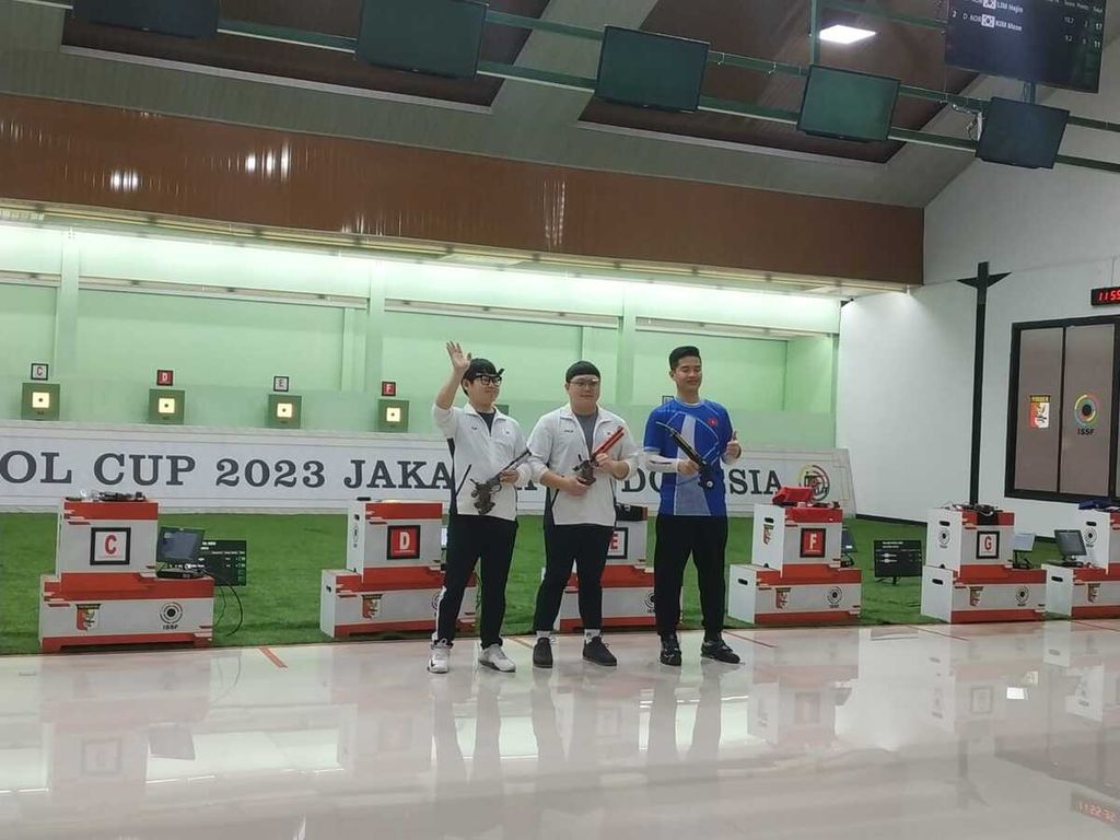 Lim Ho-jin, Kim Mo-se, dan Pham Quang Huy berfoto setelah menempati posisi pertama, kedua, dan ketiga pada nomor 10 meter air pistol putra Piala Asia Senapan dan Pistol 2023 di Lapangan Tembak Senayan, Jakarta, Senin (6/3/2023).