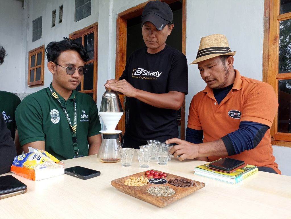 Rumah produksi kopi di Kecamatan Lintong Nihuta, Kabupaten Humbang Hasundutan, Sumatera Utara, Jumat (21/6/2024).