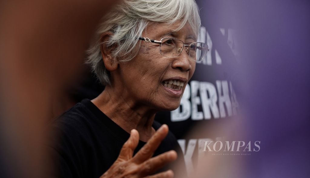 Aktivis Kamisan, Maria Catarina Sumarsih, bersama para aktivis dan masyarakat peduli pelanggaran HAM berkumpul dalam Aksi Kamisan ke-802 di seberang Istana Merdeka, Jakarta, Kamis (18/1/2024). 