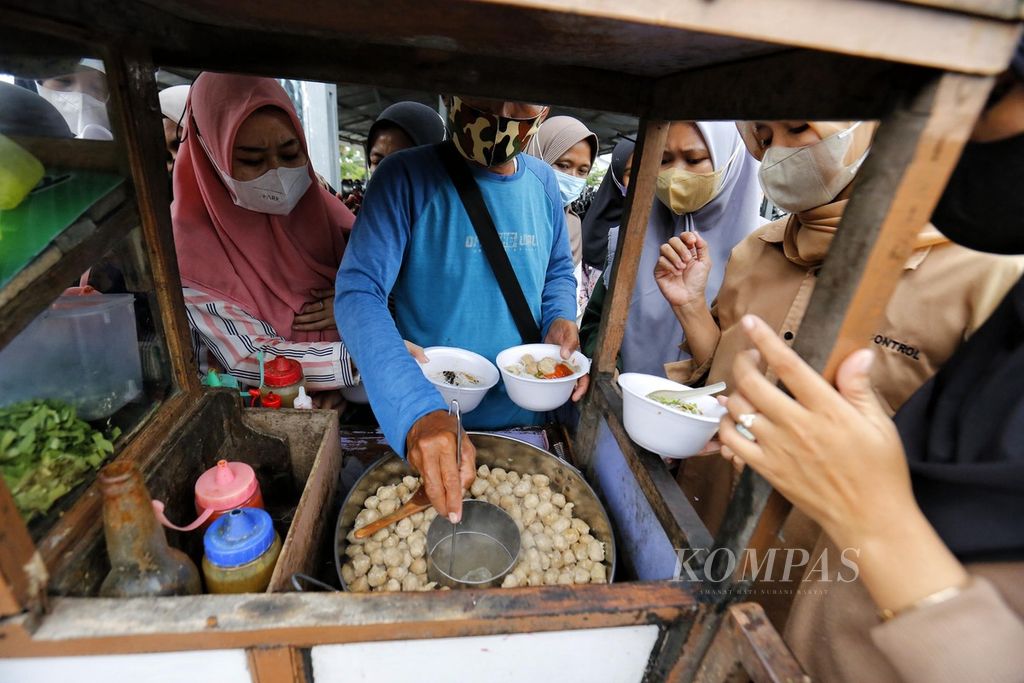 Buruh pabrik tekstil di kawasan Ciledug, Cirebon, Jawa Barat, antre memesan makan saat istirahat siang, Jumat (31/3/2023). 