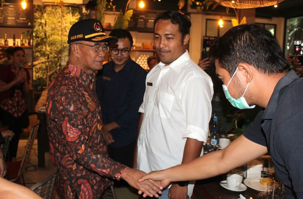 Menteri Koordinator Bidang Pembangunan Manusia Muhadjir Effendy (kiri) bertemu dengan pelaku seni budaya dan pariwisata di Bali, Sabtu (6/5/2023) malam. Muhadjir akan memimpin pertemuan ASEAN Socio Cultural Community (ASCC) di Bali, Senin (8/5/2023).