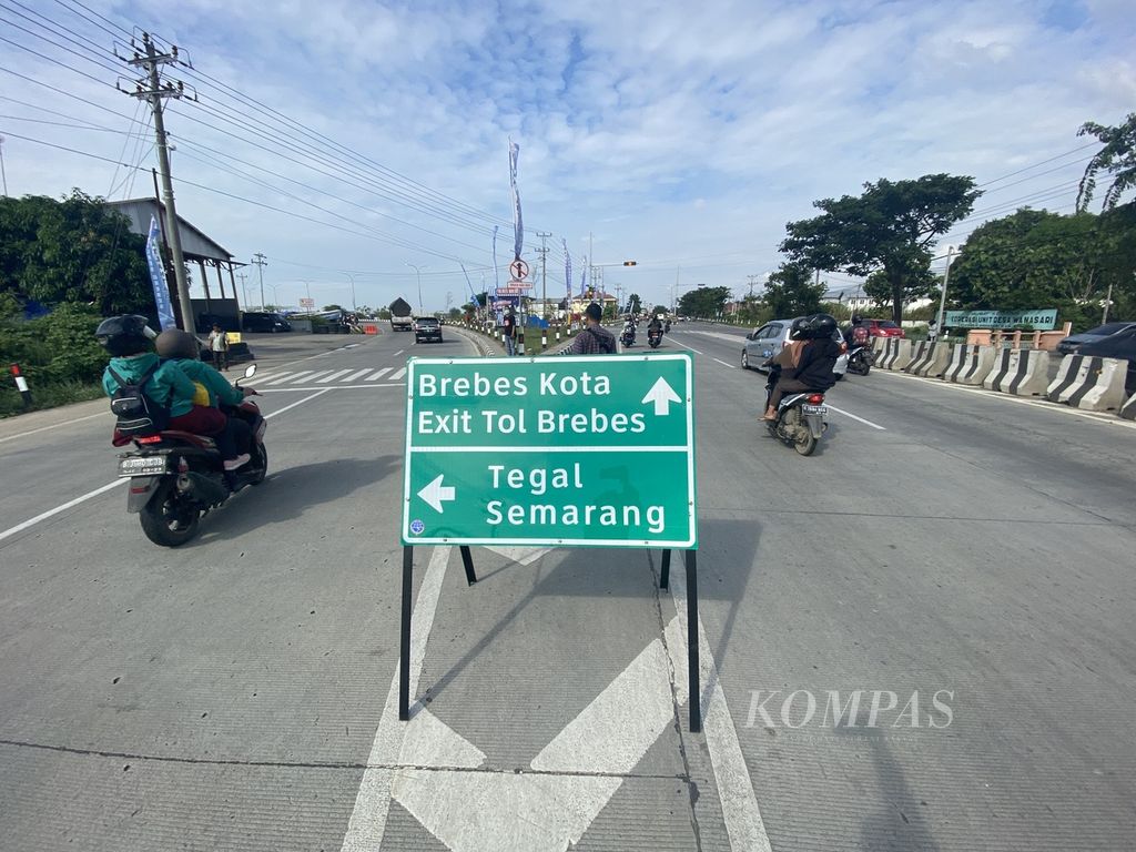 Papan penunjuk arah dipasang di jalan pantura Kecamatan Wanasari, Kabupaten Brebes, Jawa Tengah, Jumat (24/4/2022). Arus lalu lintas di pantura Brebes-Tegal ramai lancar lantaran arus mudik terpecah. Petugas mengarahkan sebagian pemudik melalui Jalur Lingkar Utara Brebes-Tegal.